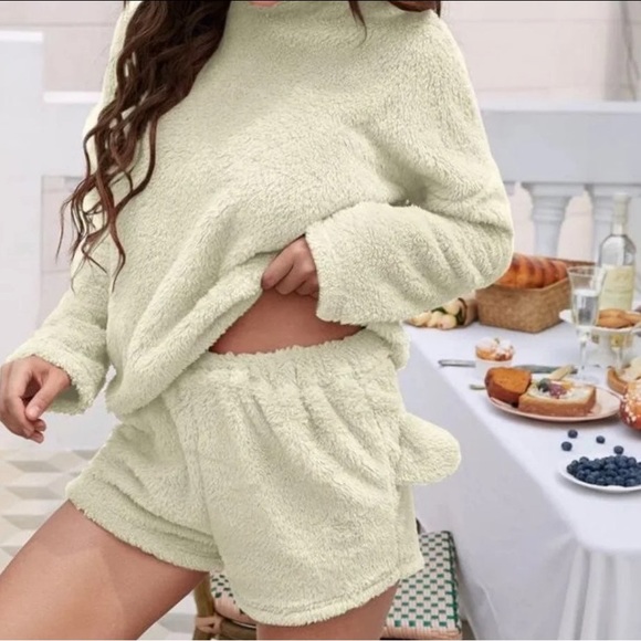 Fuzzy lounge set - Picture 3 of 5